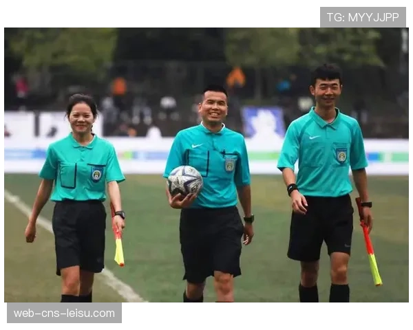 裁判的视角：国际级裁判长谈在高压判罚中保持公正